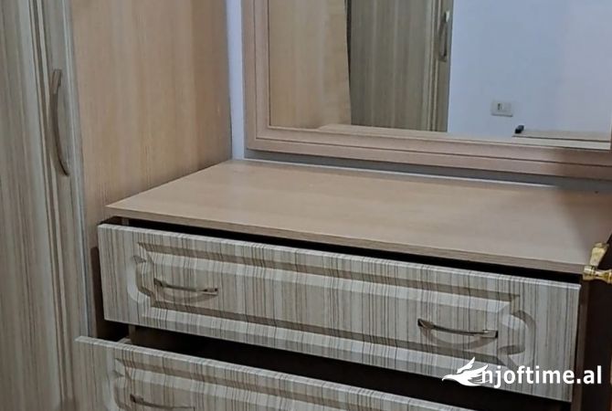 Shtepi me qera Apartament ne Tirane, 2+1, Mobilimi Pjeserisht e mobiluar, Pagesa 400  Euro.