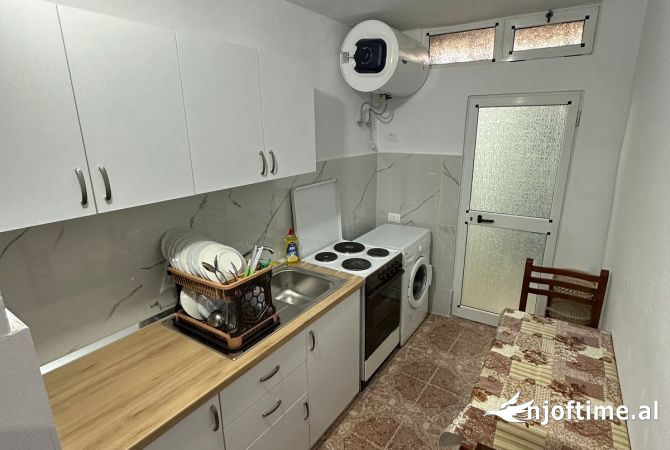 Shtepi me qera Shtepi Private ne Tirane, 1+1, Mobilimi E mobiluar, Pagesa 300  Euro.