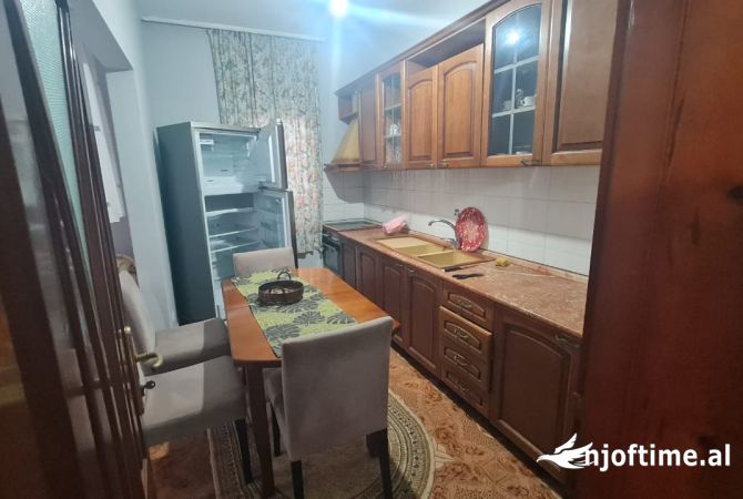 Shtepi me qera Shtepi Private ne Tirane, 2+1, Mobilimi E mobiluar, Pagesa 500  Euro.