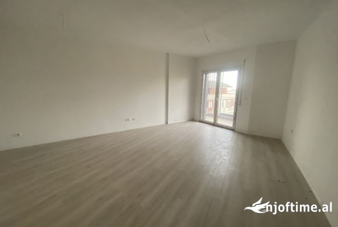 Shtepi ne shitje Apartament ne Tirane, 2+1, Mobilimi E mobiluar, Pagesa 154,000  Euro.