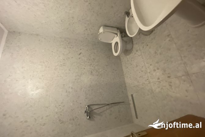 Shtepi me qera Apartament ne Tirane, 2+1, Mobilimi Pjeserisht e mobiluar, Pagesa 400  Euro.