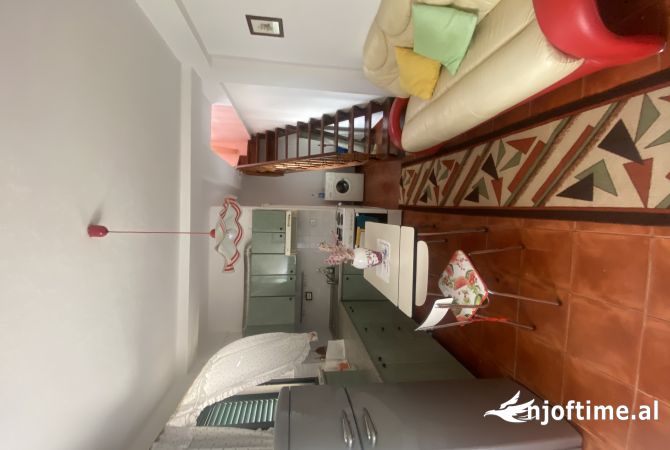 Shtepi me qera Penthose(kati i fundit panoramik) ne Tirane, 1+1, Mobilimi E mobiluar, Pagesa 500  Euro.