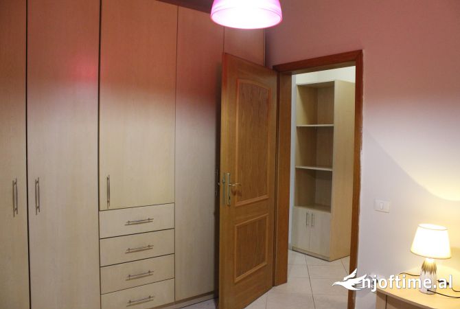 Shtepi me qera Apartament ne Tirane, 2+1, Mobilimi E mobiluar, Pagesa 700  Euro.