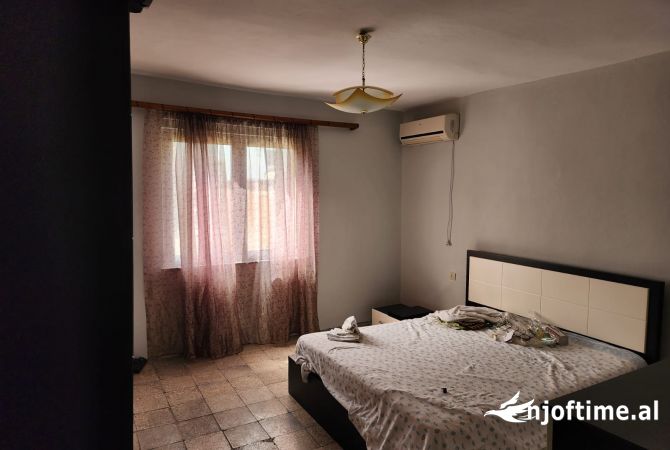 Shtepi ne shitje Apartament ne Tirane, 3+1, Mobilimi E mobiluar, Pagesa 145,000  Euro.