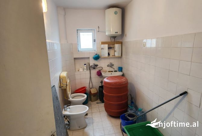 Shtepi ne shitje Apartament ne Tirane, 3+1, Mobilimi E mobiluar, Pagesa 145,000  Euro.