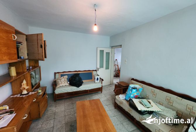 Shtepi ne shitje Apartament ne Tirane, 3+1, Mobilimi E mobiluar, Pagesa 145,000  Euro.