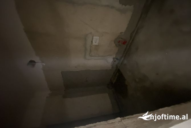 Shtepi ne shitje Apartament ne Tirane, 2+1, Mobilimi Bosh, pa mobiluar, Pagesa 96,000  Euro.