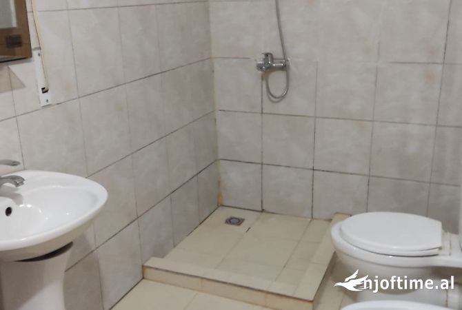 Shtepi me qera Apartament ne Tirane, 2+1, Mobilimi E mobiluar, Pagesa 350  Euro.