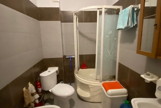 Shtepi ne shitje Apartament ne Tirane, 3+1, Mobilimi Bosh, pa mobiluar, Pagesa 140,000  Euro.