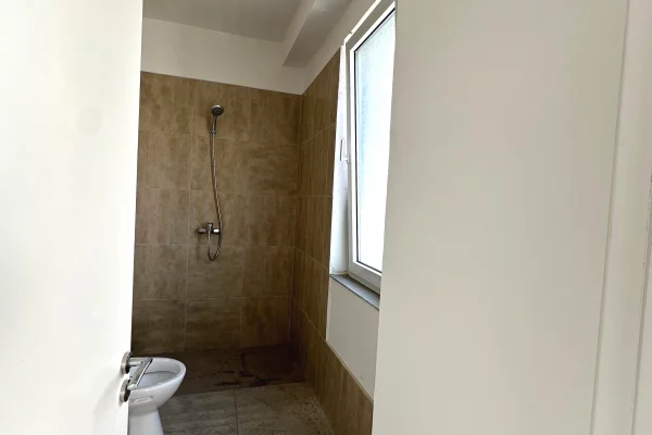 Shtepi ne shitje Apartament ne Tirane, 2+1, Mobilimi Bosh, pa mobiluar, Pagesa 238,000  Euro.