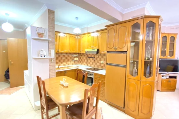 Shtepi me qera Apartament ne Tirane, 2+1, Mobilimi E mobiluar, Pagesa 700  Euro.