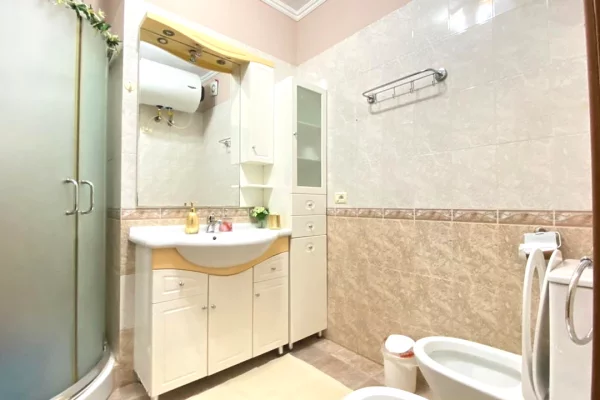 Shtepi me qera Apartament ne Tirane, 2+1, Mobilimi E mobiluar, Pagesa 700  Euro.