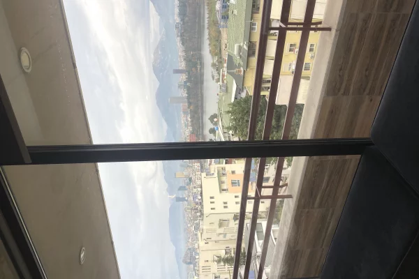 Shtepi me qera Penthose(kati i fundit panoramik) ne Tirane, 3+1, Mobilimi E mobiluar, Pagesa 1,700  Euro.