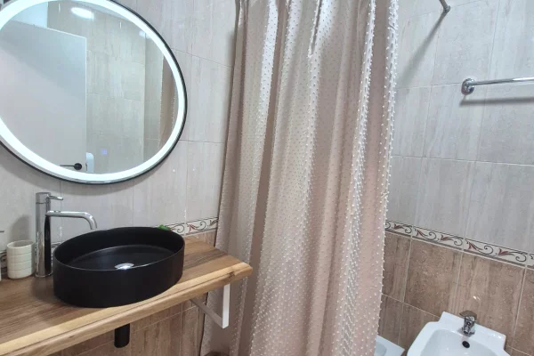 Shtepi me qera Apartament ne Tirane, 1+1, Mobilimi E mobiluar, Pagesa 500  Euro.