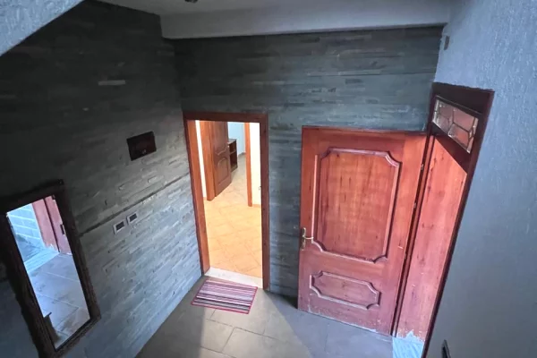 Shtepi me qera Shtepi Private ne Tirane, 2+1, Mobilimi E mobiluar, Pagesa 450  Euro.