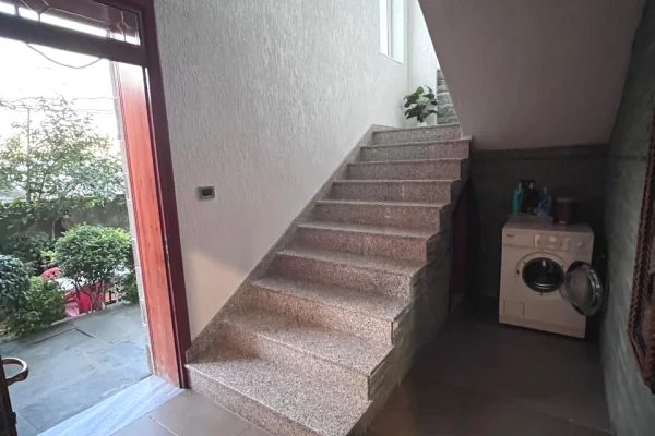 Shtepi me qera Shtepi Private ne Tirane, 2+1, Mobilimi E mobiluar, Pagesa 450  Euro.