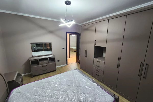 Shtepi me qera Apartament ne Tirane, 3+1, Mobilimi E mobiluar, Pagesa 1,200  Euro.