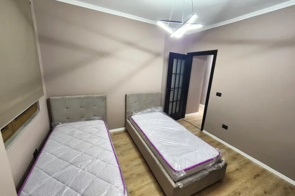 Shtepi me qera Apartament ne Tirane, 3+1, Mobilimi E mobiluar, Pagesa 1,200  Euro.
