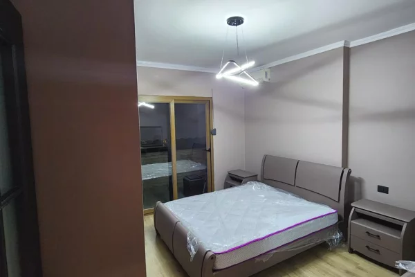 Shtepi me qera Apartament ne Tirane, 3+1, Mobilimi E mobiluar, Pagesa 1,200  Euro.