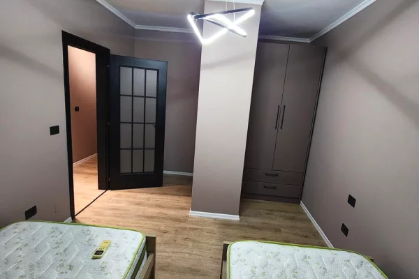 Shtepi me qera Apartament ne Tirane, 3+1, Mobilimi E mobiluar, Pagesa 1,200  Euro.