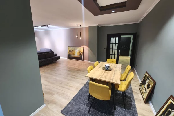 Shtepi me qera Apartament ne Tirane, 3+1, Mobilimi E mobiluar, Pagesa 1,200  Euro.