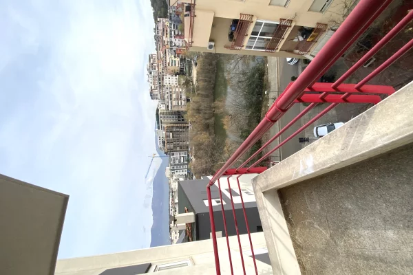 Shtepi me qera Papafingo(kati i catise) ne Tirane, 2+1, Mobilimi E mobiluar, Pagesa 750  Euro.