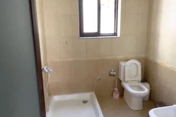 Shtepi me qera Apartament ne Tirane, 2+1, Mobilimi E mobiluar, Pagesa 450  Euro.