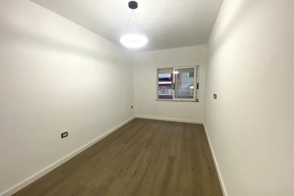 Shtepi ne shitje Apartament ne Tirane, 1+1, Mobilimi Bosh, pa mobiluar, Pagesa 180,000  Euro.