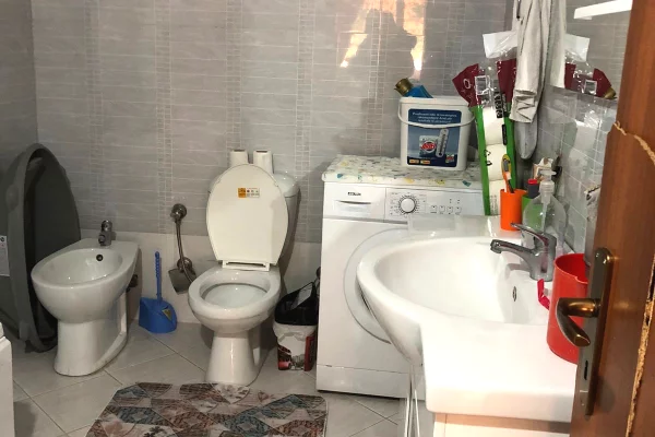 Shtepi me qera Apartament ne Tirane, 2+1, Mobilimi E mobiluar, Pagesa 500  Euro.