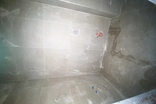 Shtepi ne shitje Apartament ne Tirane, 1+1, Mobilimi Bosh, pa mobiluar, Pagesa 135,000  Euro.