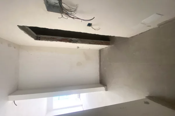 Shtepi ne shitje Apartament ne Tirane, 1+1, Mobilimi Bosh, pa mobiluar, Pagesa 135,000  Euro.