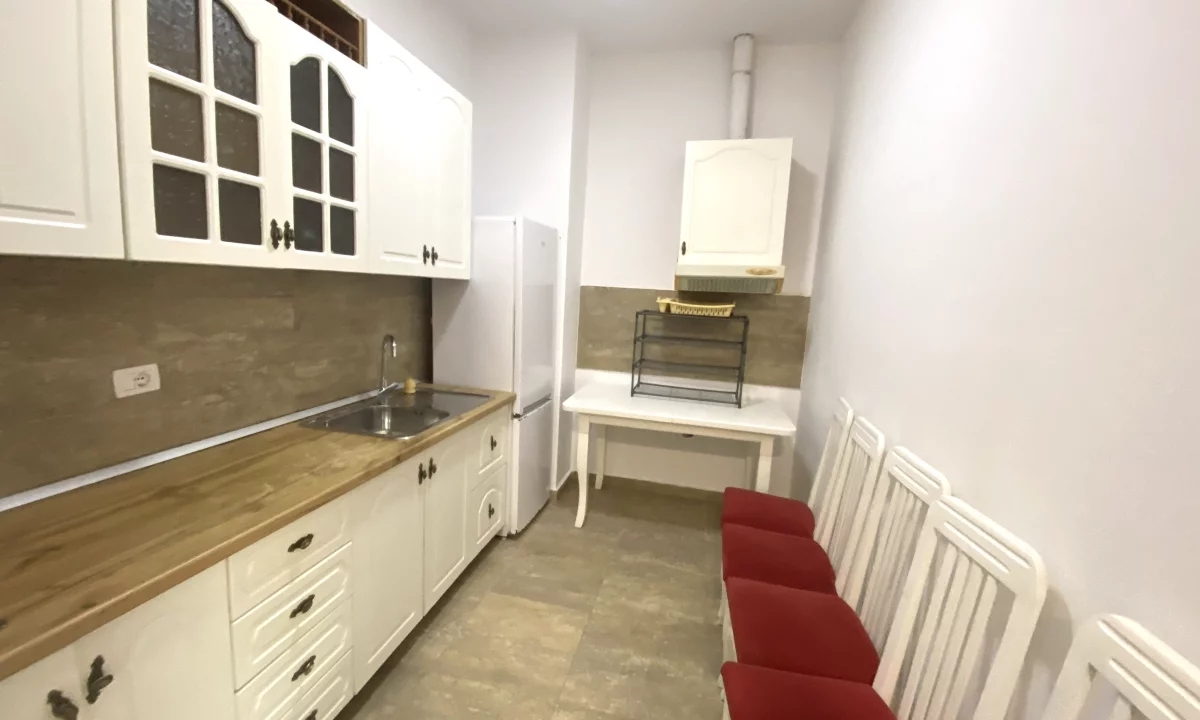 Shtepi me qera Apartament ne Tirane, 2+1, Mobilimi E mobiluar, Pagesa 550  Euro.