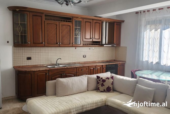 Shtepi me qera Apartament ne Tirane, 2+1, Mobilimi E mobiluar, Pagesa 700  Euro.