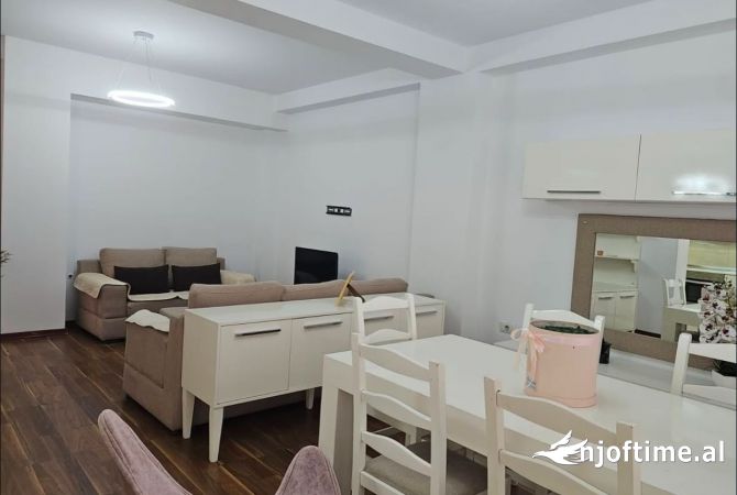 Shtepi me qera Apartament ne Tirane, 3+1, Mobilimi E mobiluar, Pagesa 1,000  Euro.