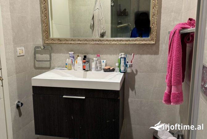 Shtepi ne shitje Apartament ne Tirane, 3+1, Mobilimi E mobiluar, Pagesa 248,000  Euro.