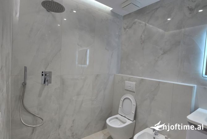 Shtepi me qera Apartament ne Tirane, 2+1, Mobilimi E mobiluar, Pagesa 900  Euro.