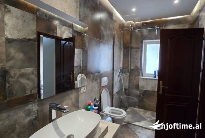 Shtepi me qera Vila Luksoze ne Tirane, 2+1, Mobilimi E mobiluar, Pagesa 1,000  Euro.