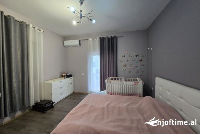 Shtepi me qera Vila Luksoze ne Tirane, 2+1, Mobilimi E mobiluar, Pagesa 1,000  Euro.