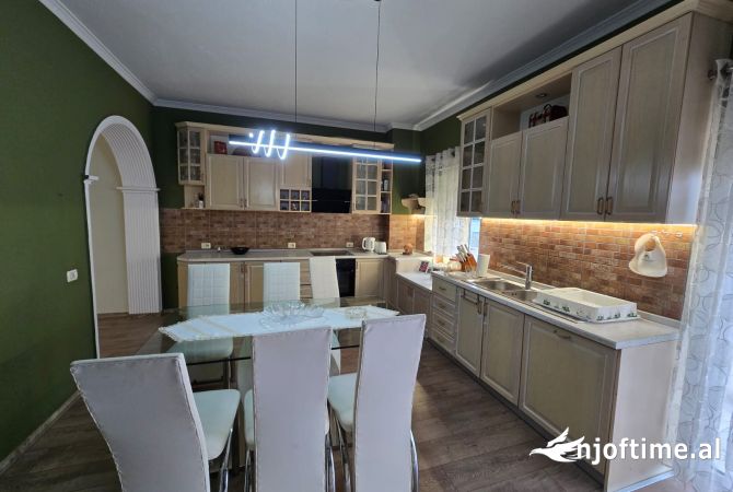 Shtepi me qera Vila Luksoze ne Tirane, 2+1, Mobilimi E mobiluar, Pagesa 1,000  Euro.