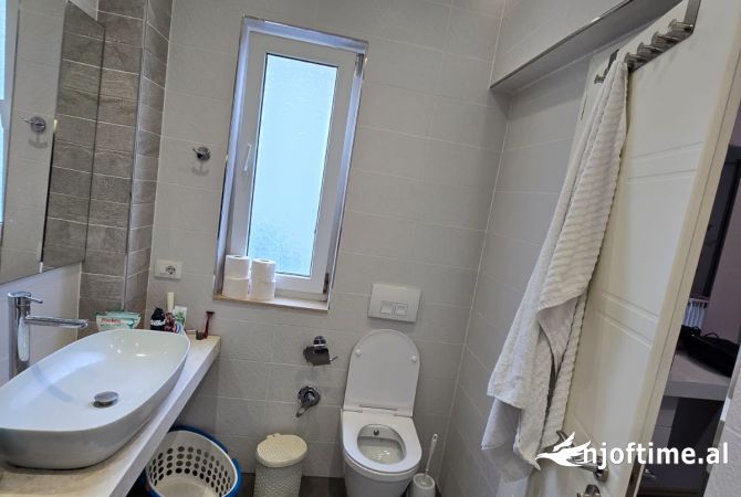 Shtepi me qera Vila Luksoze ne Tirane, 2+1, Mobilimi E mobiluar, Pagesa 1,000  Euro.