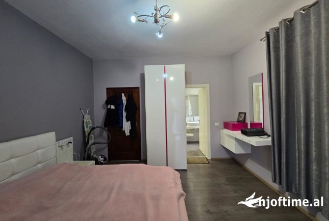 Shtepi me qera Vila Luksoze ne Tirane, 2+1, Mobilimi E mobiluar, Pagesa 1,000  Euro.