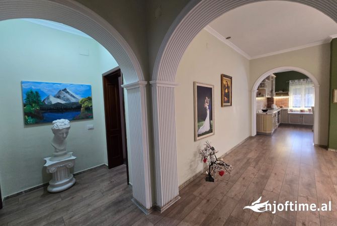 Shtepi me qera Vila Luksoze ne Tirane, 2+1, Mobilimi E mobiluar, Pagesa 1,000  Euro.