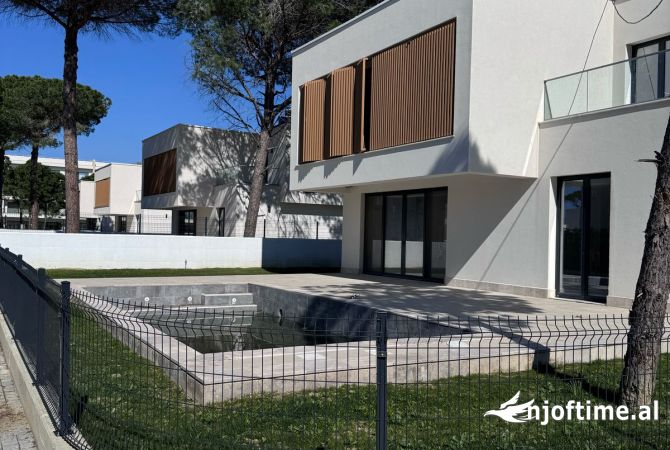 Shtepi ne shitje Vila Luksoze ne Durres, 4+1, Mobilimi Bosh, pa mobiluar, Pagesa 920,000  Euro.