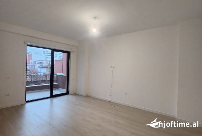 Shtepi me qera 2+1 ne Tirane - 750 Euro
