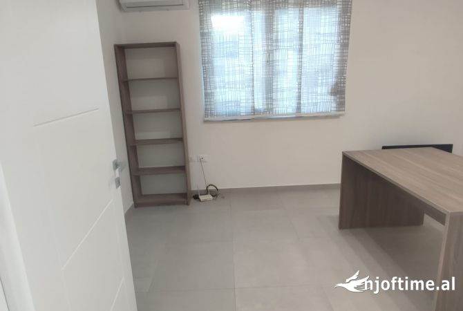 Shtepi me qera Apartament ne Tirane, 2+1, Mobilimi Pjeserisht e mobiluar, Pagesa 650  Euro.