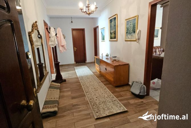 Shtepi me qera Apartament ne Tirane, 3+1, Mobilimi E mobiluar, Pagesa 700  Euro.