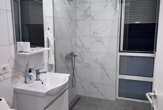 Shtepi ne shitje Apartament ne Durres, 2+1, Mobilimi E mobiluar, Pagesa 300,000  Euro.