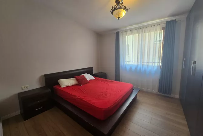 Shtepi ne shitje Apartament ne Tirane, 2+1, Mobilimi E mobiluar, Pagesa 93,000  Euro.