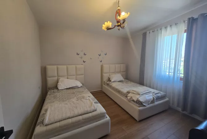 Shtepi ne shitje Apartament ne Tirane, 2+1, Mobilimi E mobiluar, Pagesa 93,000  Euro.