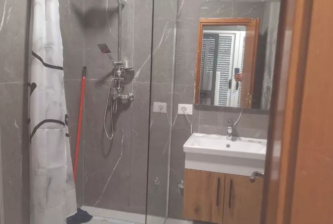 Shtepi me qera Apartament ne Tirane, 2+1, Mobilimi E mobiluar, Pagesa 50,000  Leke.